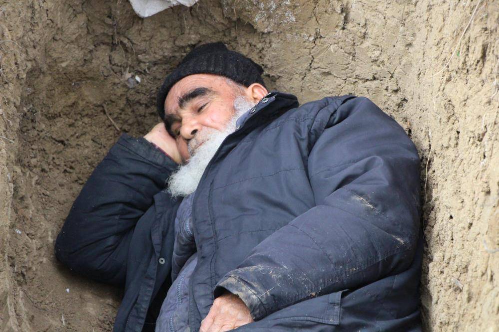 Köyün mezarcısı, ölmeden kendi mezarını kazdı! Sebebi de olay kadar ilginç 4